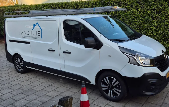Bedrijfsbus van Landhuis Installatietechniek in Hardenberg